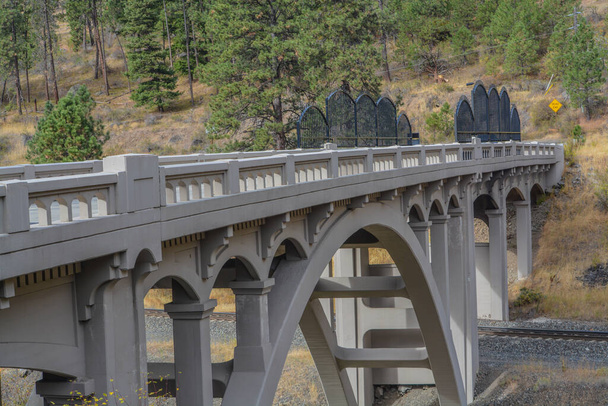 Doğu Oregon 'un Mavi Dağ eteklerindeki Yukarı Perry Kemer Köprüsü. Perry, Oregon - Fotoğraf, Görsel