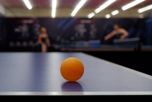 une balle de tennis de table est placée sur une table de tennis - Photo, image