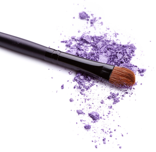 Purple eye shadow with brush isolated on white background - Foto, Imagen