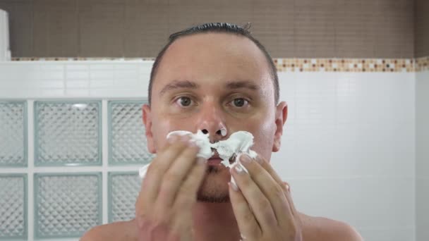 Αρσενική εφαρμογή αφρού ξυρίσματος στο πρόσωπο - Πλάνα, βίντεο