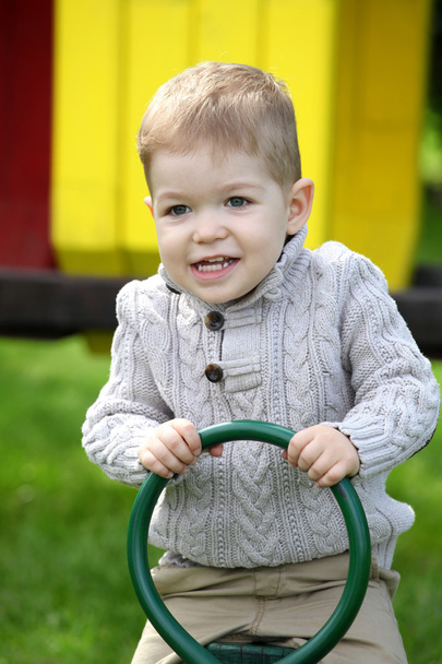 2 lat chłopca na plac zabaw w park pejzaż wiosna  - Fotoğraf, Görsel