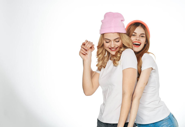 смешные девушки футболки обнимает стиль жизни радость моды - Фото, изображение