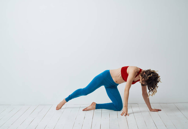 Yoga iniciante esporte exercício e modelo de suporte de mulher - Foto, Imagem