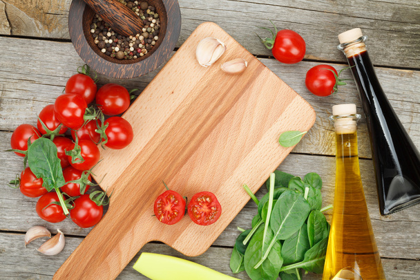 Свежие ингредиенты для приготовления пищи: макароны, помидоры, салат и специи
 - Фото, изображение