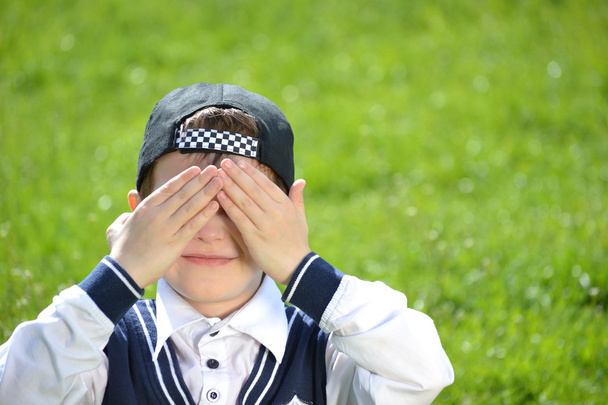 The little boy covered his eyes with his hands - Foto, afbeelding