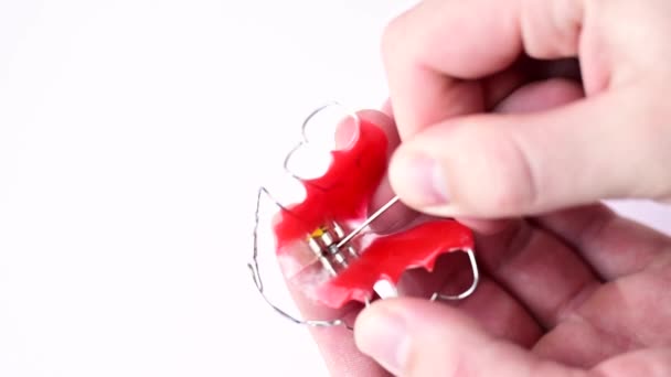 Uitlijning van de tanden, draaien van een plaat door middel van een speciale sleutel, verzorging van de tanden. - Video