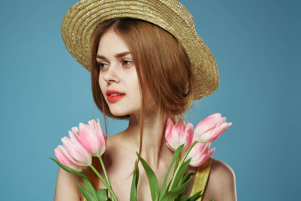 Elegantní žena v klobouku s dárkovou kyticí květin slaví zblízka - Fotografie, Obrázek