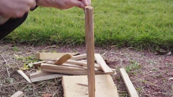 Człowiek rąbiący drewno siekierą na cienkie wióry zbliżenie - Materiał filmowy, wideo