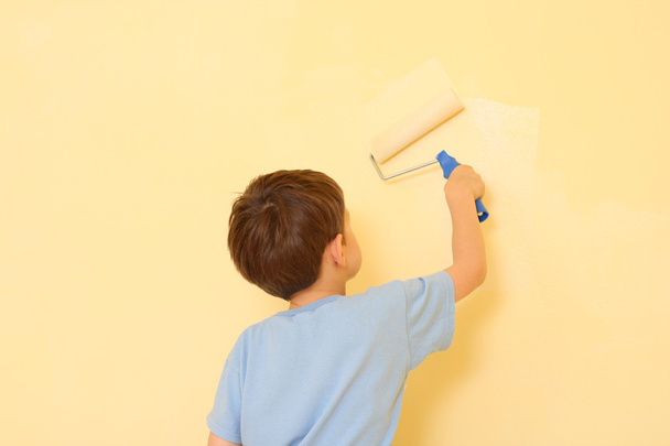 5 jaar oude jongen schilderij muur - Foto, afbeelding