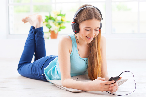 Teenage girl listening to the music - Фото, изображение