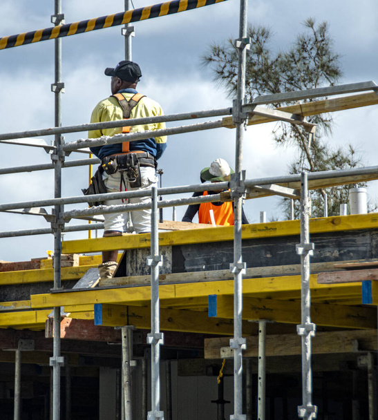 Travailleur assemblant des coffrages de planchers sur un nouveau bloc de logements sociaux au 56-58 Beane St. Gosford, Australie. Le 7 mars 2021. Fait partie d'une série de construction de bâtiments. - Photo, image