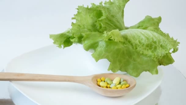 zdravé jídlo (zelenina, ovoce) vs pilulky koncept, detailní záběr - Záběry, video
