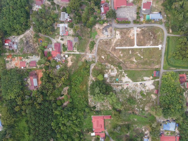 Luchtfoto van een moslimbegraafplaats in Maleisië. Over het algemeen zijn de graven niet systematisch gerangschikt, maar het hoofd van de janazah zal altijd geconfronteerd worden met de kiblah. Selectieve aandachtspunten - Foto, afbeelding