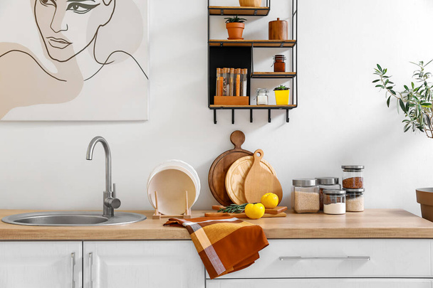 Modern mutfağın içindeki ürün ve çatal bıçaklarla tezgah - Fotoğraf, Görsel