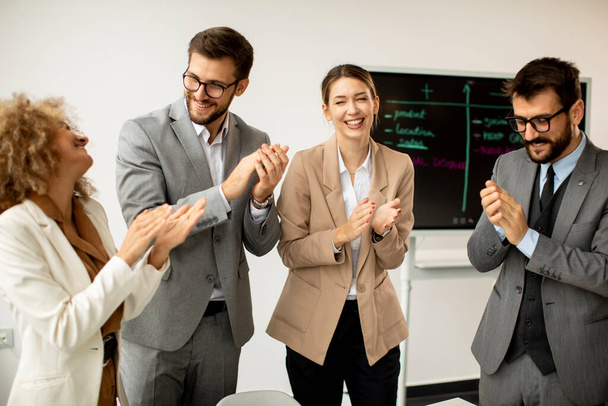 Група багатонаціональних бізнесменів аплодує після успішної зустрічі в офісі
 - Фото, зображення