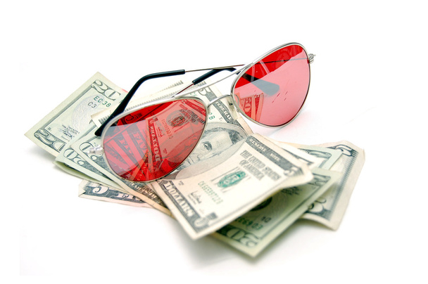 Red sunglasses resting on cash - Foto, Imagem