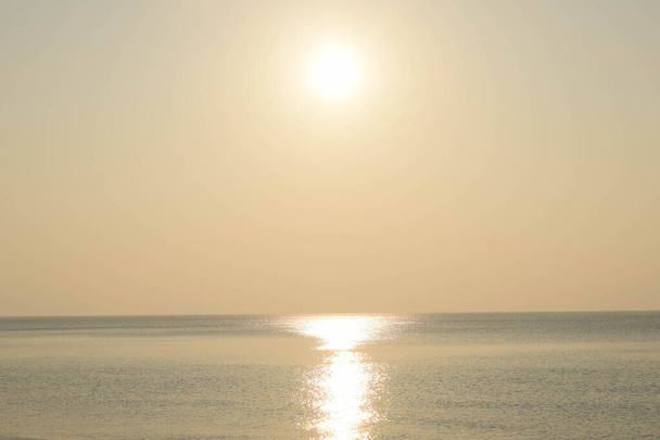 Güzel renkli gökyüzü günbatımı Burning denize alacakaranlıkta kez - Fotoğraf, Görsel