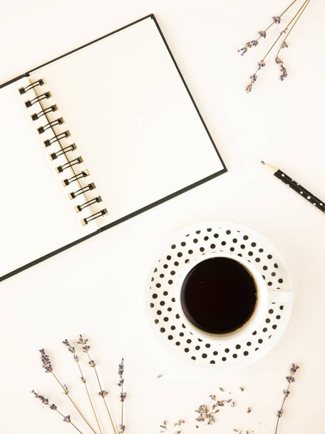 Not defteri ve bir fincan kahveyle modern beyaz masaüstünü düzenle - Fotoğraf, Görsel