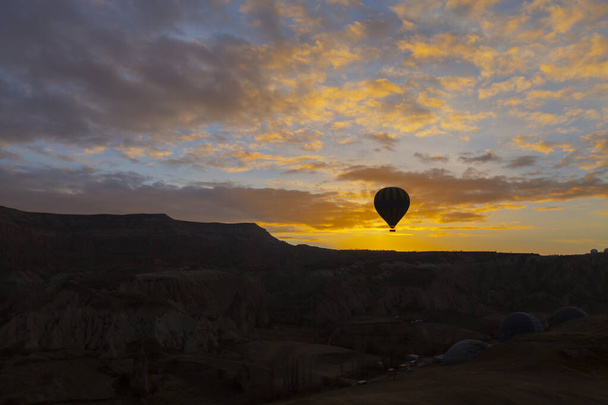 カラフルな熱気球がトルコのカッパドキア上空を飛んでいます. - 写真・画像