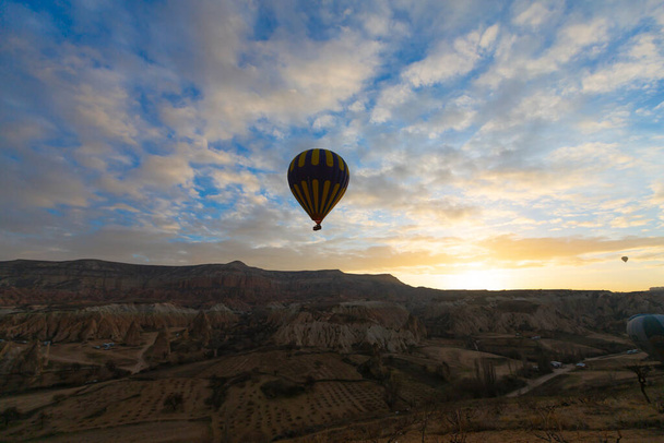 Barevný horkovzdušný balón letící nad Cappadocia, Turecko. - Fotografie, Obrázek