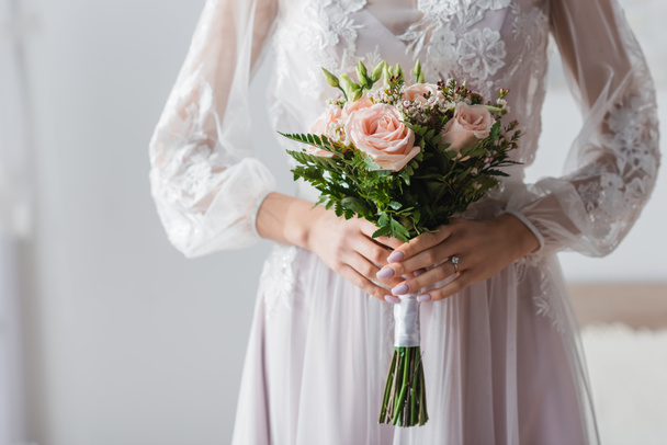 vista recortada de la novia en vestido blanco con ramo de boda - Foto, Imagen