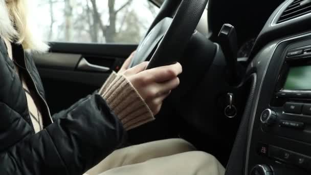 Fille conduisant sa voiture en mouvement gros plan, mains sur le volant - Séquence, vidéo