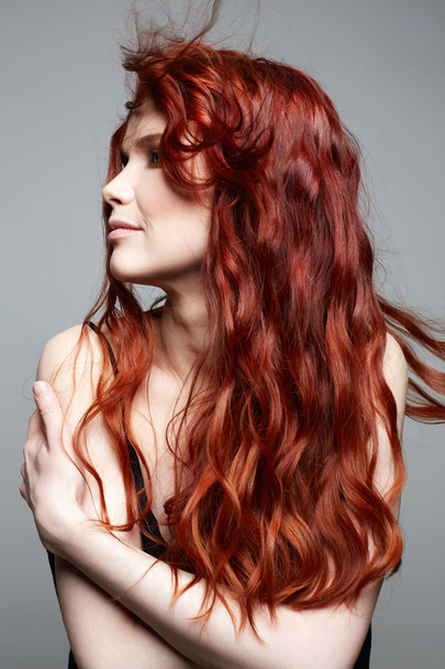 Güzel, mutlu, uzun kızıl saçlı bir kadın. Sağlıklı saçların güzel portresi gülümseyen kız - Fotoğraf, Görsel