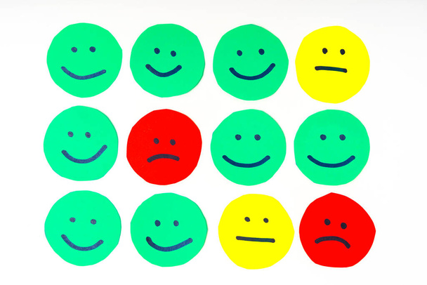 Papiergeschnittene Kreise mit Gesichtern mit unterschiedlichen Emotionen. Eine Gruppe von Gesichtsausdrücken für hochwertige, gut gelaunte Augen - Foto, Bild