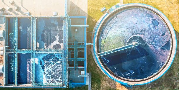 Reinigungsanlage für Wasseranlagen im Freien. Wasseraufbereitung in runden Sedimentationsbecken, Luftaufnahme - Foto, Bild