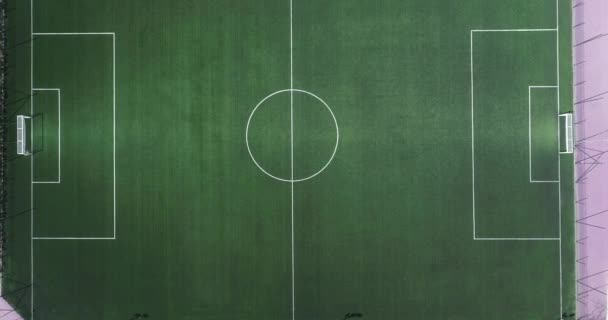 Luchtfoto van groen voetbal, voetbalveld. Bovenaanzicht op een groen, leeg voetbalveld - Video