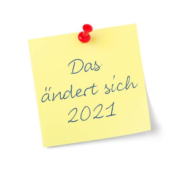 Nota em papel amarelo com texto Alterações em 2021 em alemão - Das aendert sich 2021 - Foto, Imagem