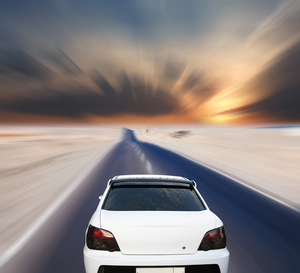 bílé auto na Pouštní silnici - Fotografie, Obrázek