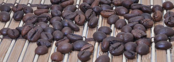 Granos de café en soporte de bambú
 - Foto, imagen