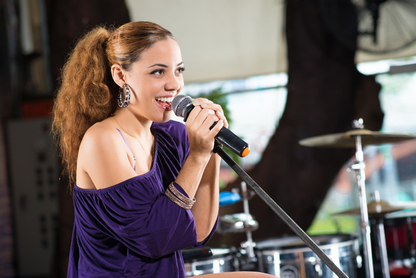 Λατινική θηλυκός τραγουδιστής - Φωτογραφία, εικόνα