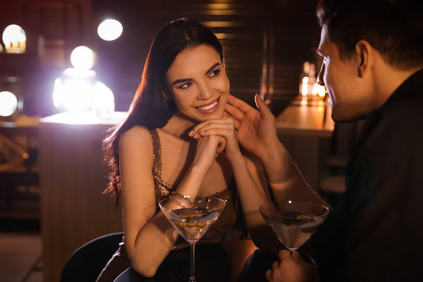 Man and woman flirting with each other in bar - Foto, afbeelding
