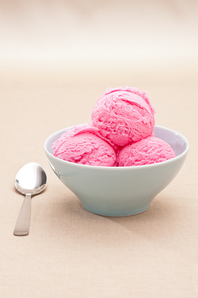 Copo de sorvete de morango
  - Foto, Imagem