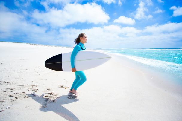 серфингистка на пляже - Фото, изображение