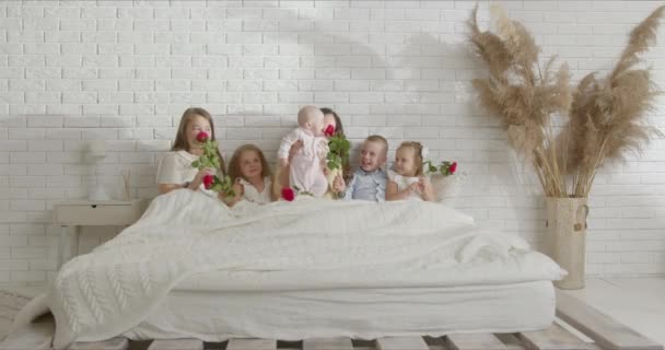 eine schöne und glückliche Mutter von fünf Kindern genießt die Zeit mit ihnen - Filmmaterial, Video
