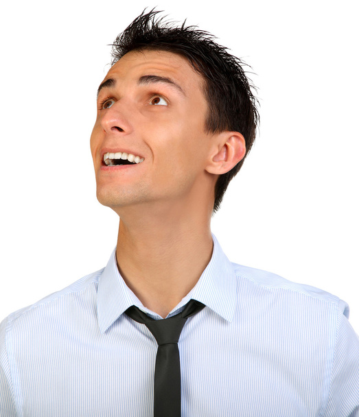 Closeup portret van een toevallige jonge lachende zakenman op zoek u - Foto, afbeelding