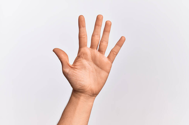 Main de jeune homme caucasien montrant les doigts sur fond blanc isolé numéro5 montrant cinq doigts - Photo, image