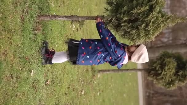 Petite fille marchant à l'extérieur dans le parc pendant qurantine - Séquence, vidéo
