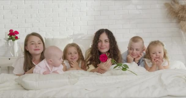 όμορφη νεαρή μητέρα απολαμβάνει τη στιγμή δίπλα στα παιδιά της - Πλάνα, βίντεο