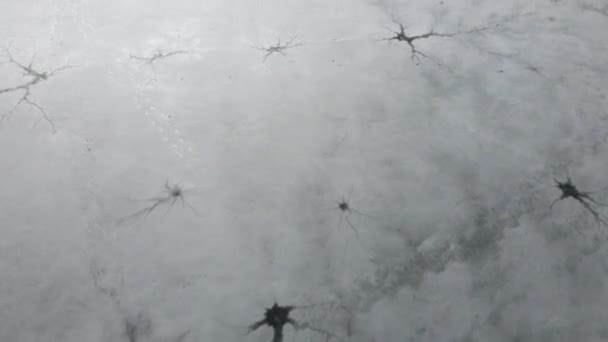 Feche a vista do drone no gelo no lago ou rio. Rachaduras e derretimento de gelo na água. - Filmagem, Vídeo