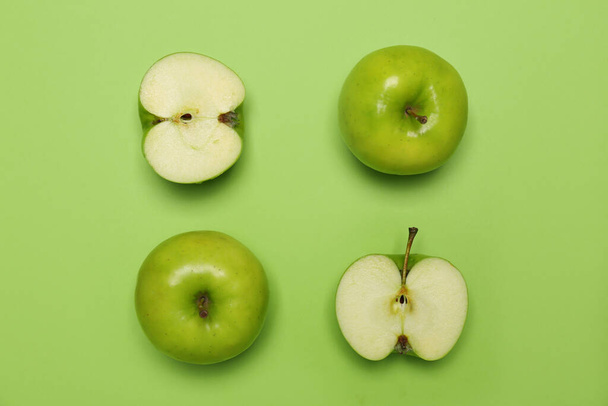Fresh ripe apples on green background, flat lay - Фото, зображення