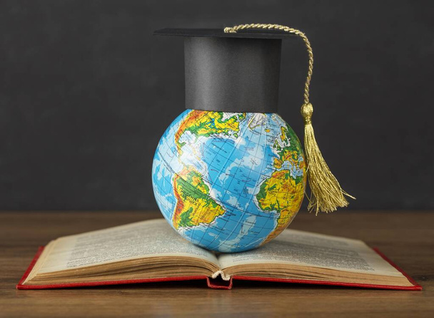 graduation cap earth globe. Resolution and high quality beautiful photo - Photo, Image