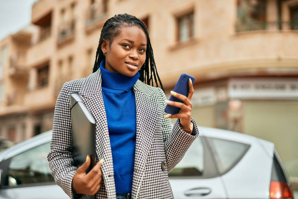 Young african american businesswoman smiling happy using smartphone at the city. - Foto, immagini