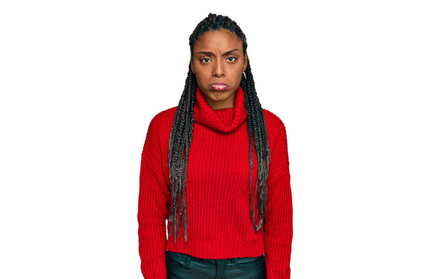 Африканська американка, одягнена в повсякденний зимовий светр, пригнічена і стурбована стражданнями, плачем і страхом. сумний вираз.  - Фото, зображення