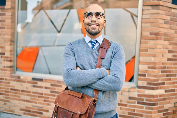 Jeune homme d'affaires afro-américain souriant heureux de marcher à la ville. - Photo, image