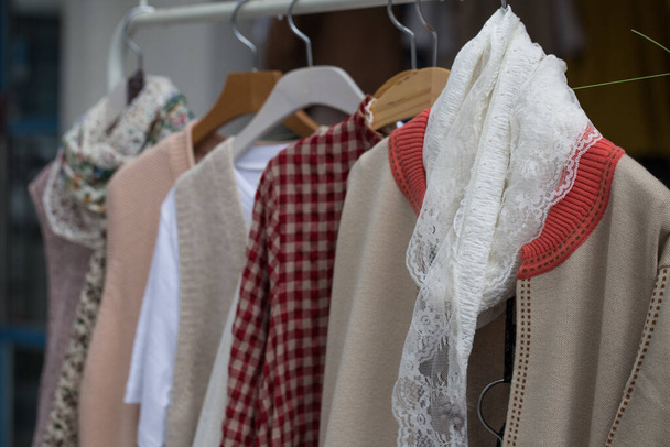 Les vêtements des femmes extérieures sur le cintre dans le magasin - Photo, image
