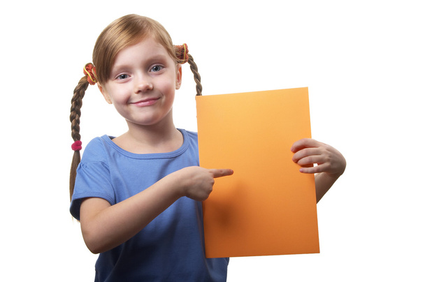 Маленька смішна дівчинка з помаранчевим аркушем паперу в руках ізольована на білому тлі
 - Фото, зображення